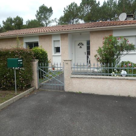 Villa De Guenifey Josse Bagian luar foto